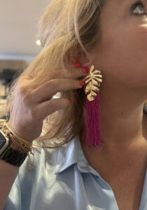 klant past sieraden bij By Floor in Breda