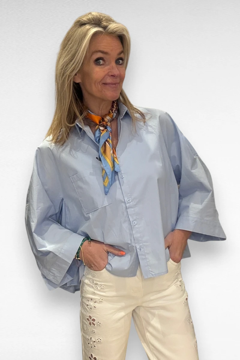 Wijde blouse zacht blauw