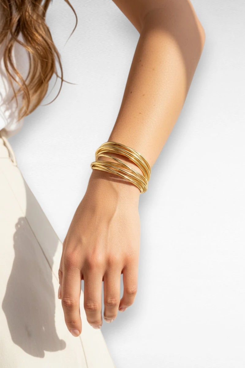 Gouden bangle armbanden uit de collectie van By Floor