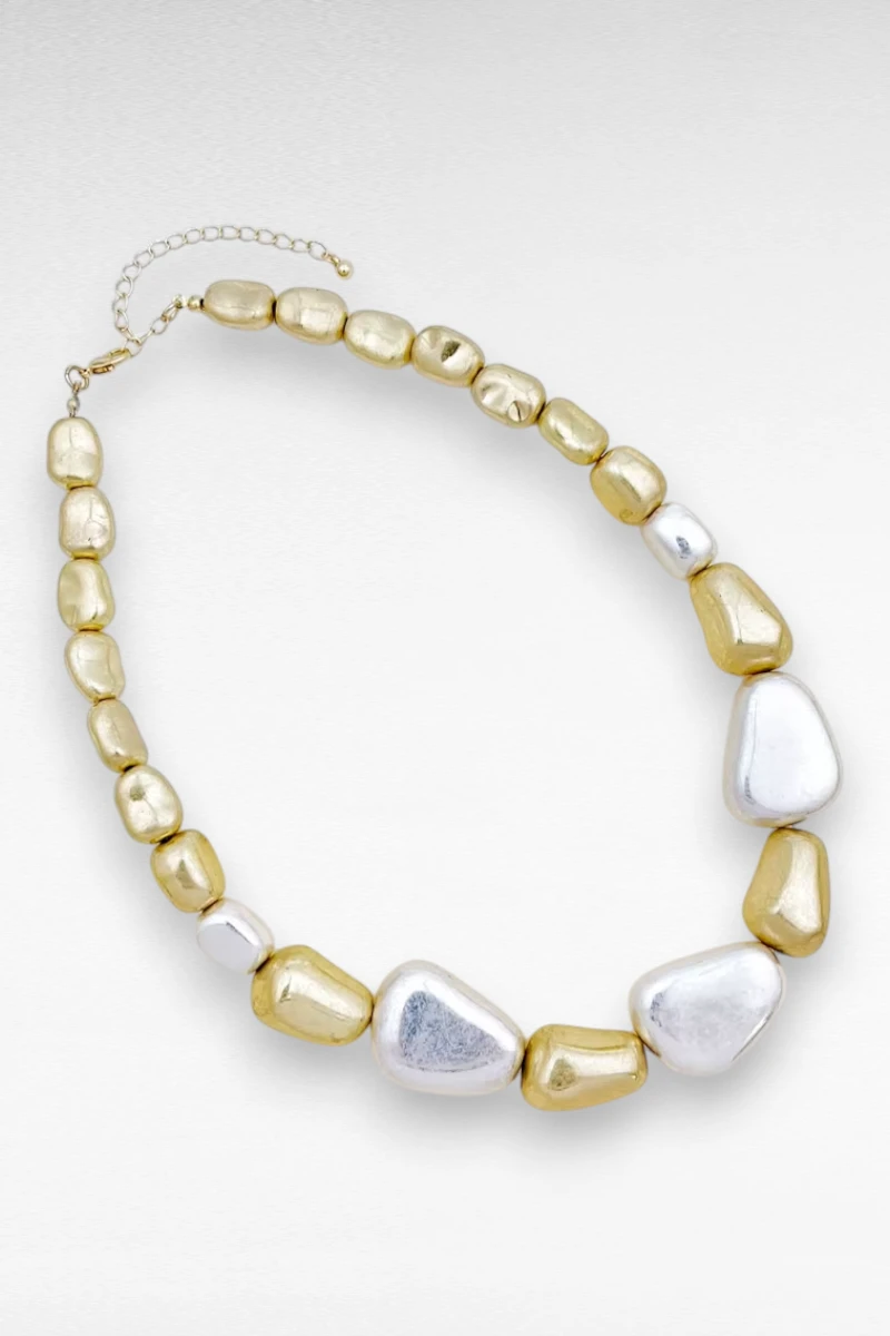 Goudkleurige ketting uit de sieradencollectie van By Floor