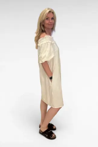 Alternative view of Off Shoulder Jurk Beige