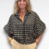blauw geruite blouse.