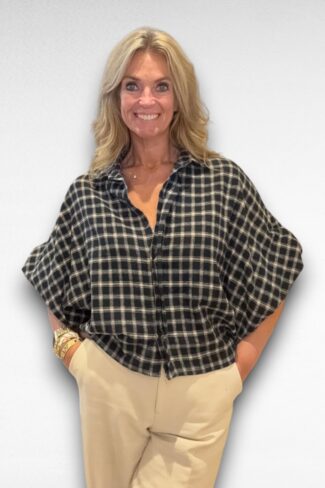 blauw geruite blouse.