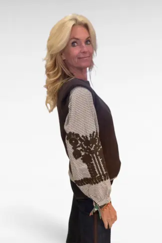 Alternative view of Mouwloze Pull Bruin
