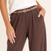 Broek Bruin met riem – detail