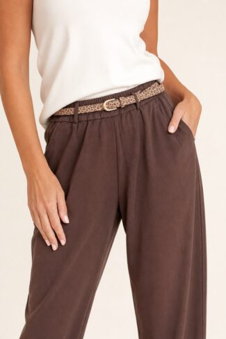 Broek Bruin met riem – detail
