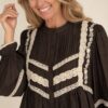 Bruine Blouse met Kant – detail