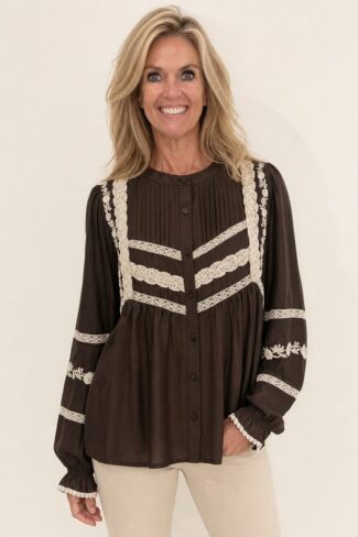 Bruine Blouse met Kant – voorkant