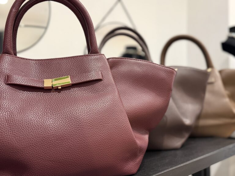 dames tassen by floor