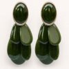Groene oorbellen met zwarte tinten en goudkleurige details in druppelvorm, volledig paar