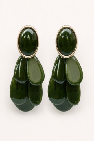 Groene oorbellen met zwarte tinten en goudkleurige details in druppelvorm, volledig paar