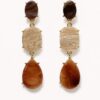 Amberkleurige oorbellen met bruine tinten en goudkleurige details, opgebouwd uit drie schakels, volledig paar
