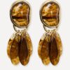 Amberkleurige oorbellen met bruine tinten en goudkleurige details in druppelvorm, volledig paar