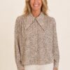 Beige damesblouse, voorkant