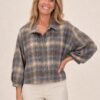 Bruine damesblouse, voorkant
