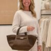 Bruine tas, lifestyle · gedragen door by floor-model