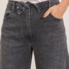 Grijze damesjeans, detailopname
