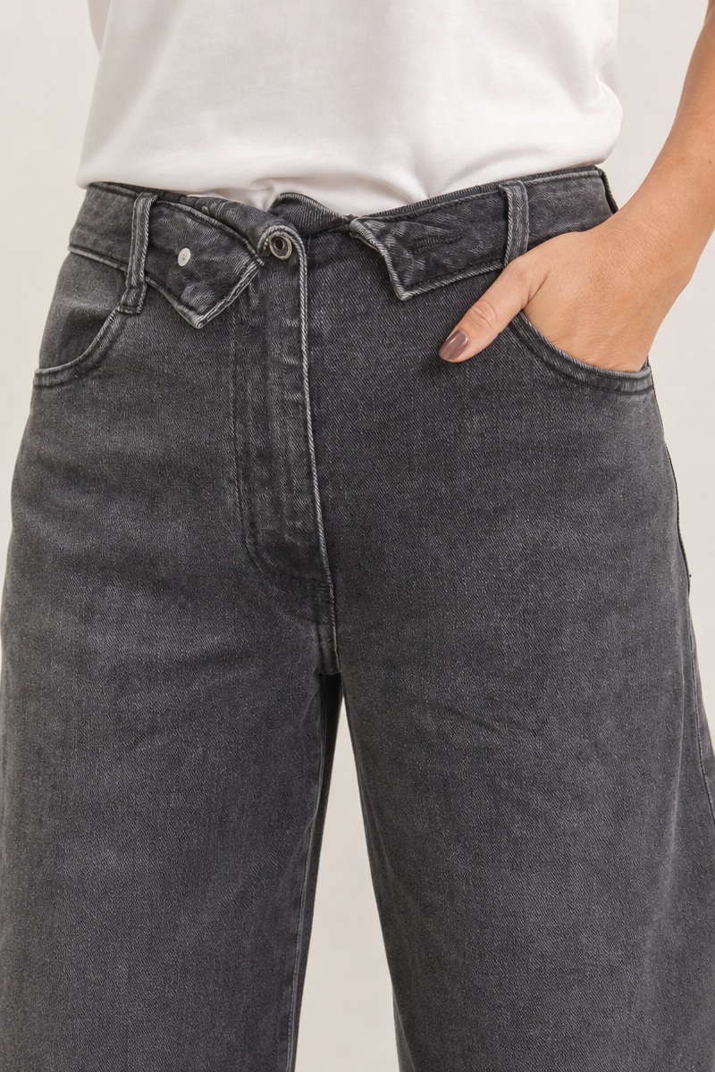 Grijze damesjeans, detailopname