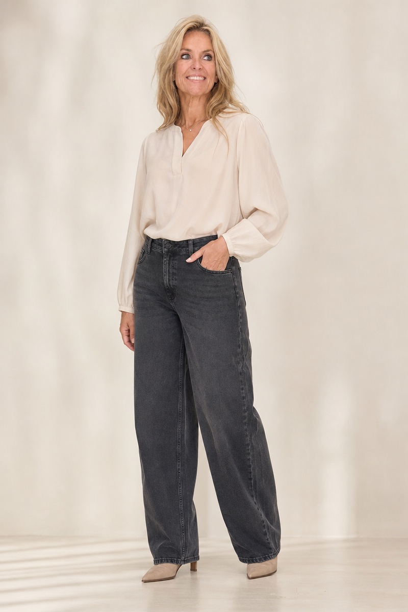 Grijze damesjeans, gedragen overzicht