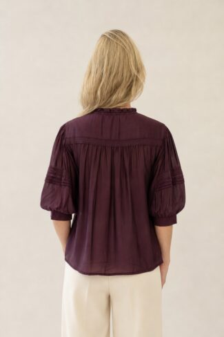 Rode damesblouse, achterkant