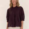 Rode damesblouse, voorkant