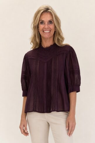 Rode damesblouse, voorkant