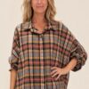 Rode damesblouse, voorkant