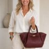 Rode tas, lifestyle · gedragen door by floor-model